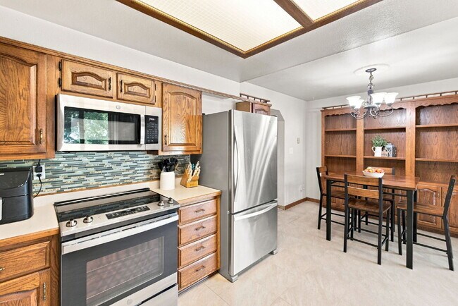Building Photo - Beautiful 4BED/2BA Tri-Level Home in Widefield Country Club Heights