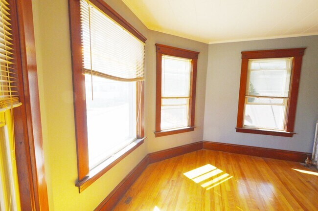 Building Photo - 53 Forest St