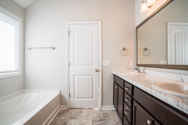 Building Photo - 647 Red Oak Ln