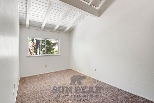 Building Photo - 3 Bedroom with a Yard!