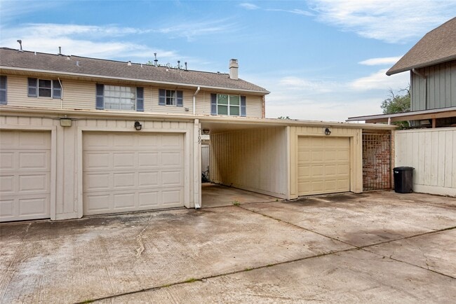 Building Photo - 2109 Lander Ln