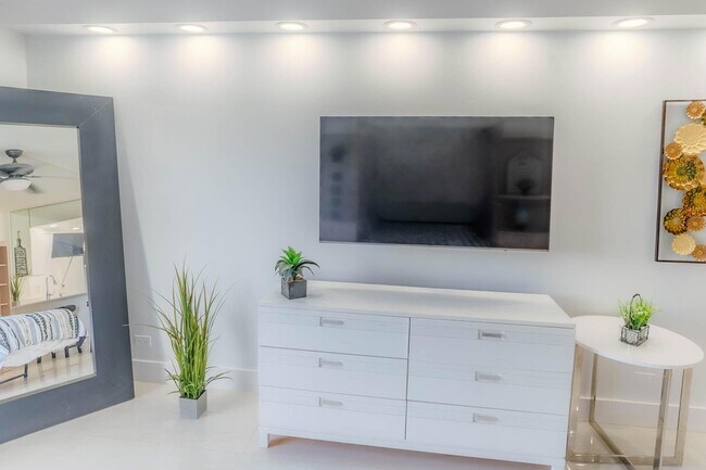 Building Photo - 3760 Inverrary Dr