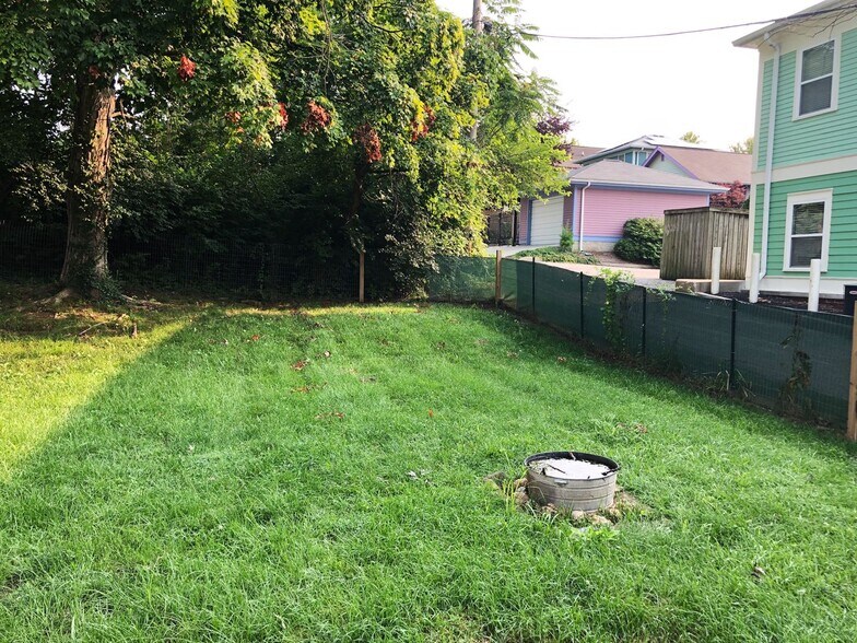 Building Photo - Huntington 01