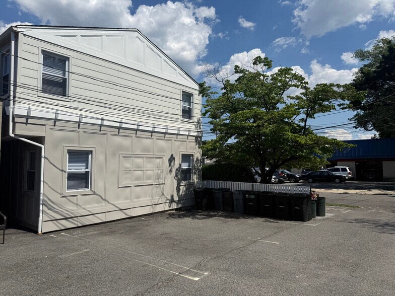 Building Photo - 0-17 Saddle River Rd