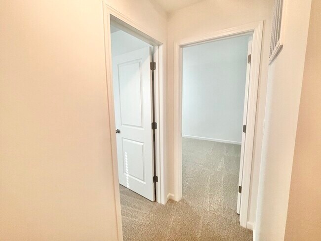 Building Photo - 115 Luna Ln