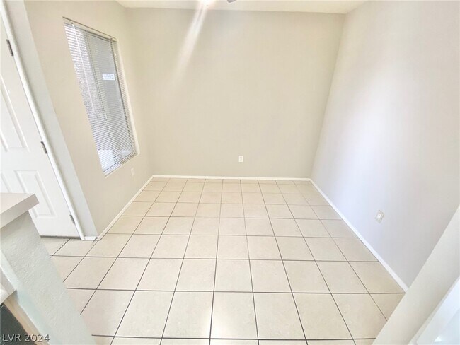 Building Photo - 8070 W Russell Rd