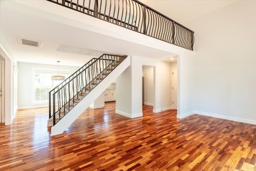 Building Photo - 817 N Lakeside Dr