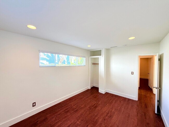 Building Photo - 4447 Lockwood Ave