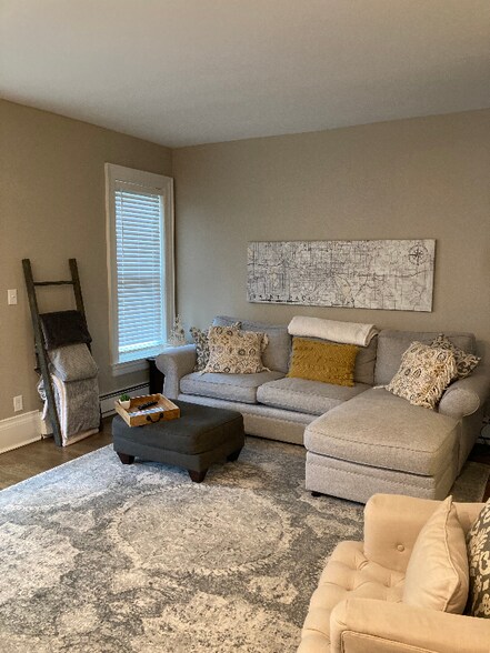 Building Photo - 593 Laurel Ave