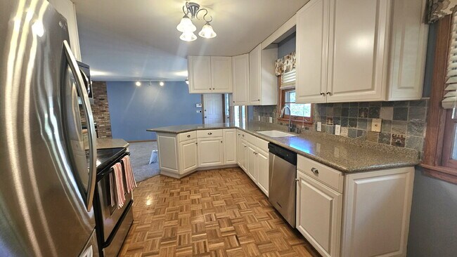 Building Photo - Amazing 4-Bedroom Retreat with 2 Full Baths and 2400 Sq Ft of Space in Minneapolis.