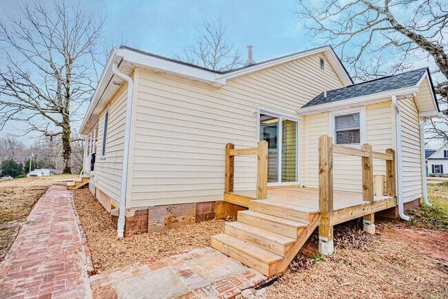 Building Photo - 360 W Darby Rd