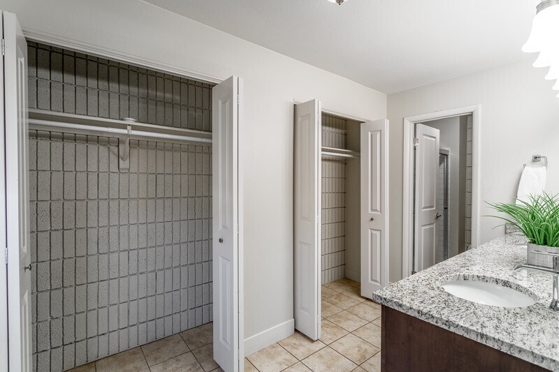 Building Photo - 781 N Valley View Dr