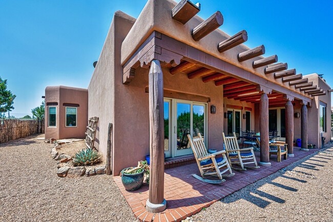 Building Photo - Stunning Home on the Old Raven Crest Farm