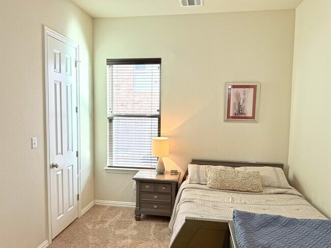 Building Photo - 100 Orvieto Cove