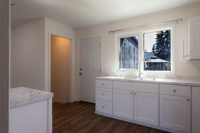 Building Photo - Diamond in the rough! Newly renovated interior - 5 Bed 2 Bath!