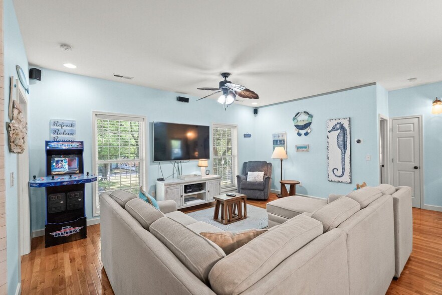 Building Photo - 306 Pine St S