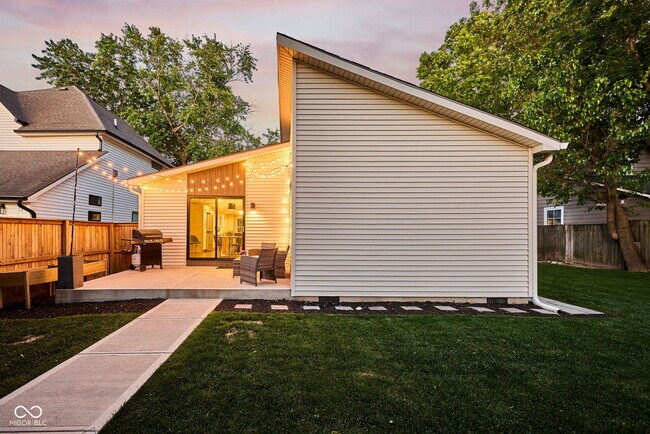 Building Photo - 806 N Beville Ave