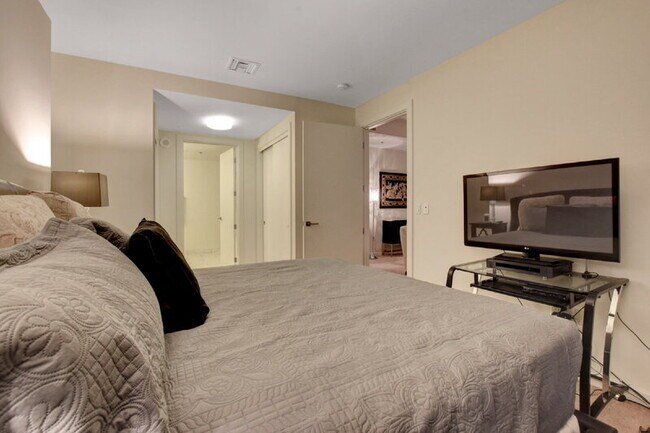 Building Photo - 4471 Dean Martin Dr