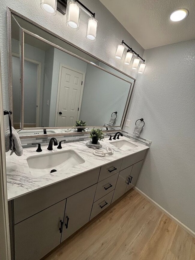 Building Photo - Beautiful Remodeled 3 Bedroom End Unit Tow...