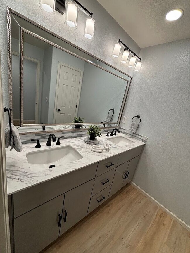 Building Photo - Beautiful Remodeled 3 Bedroom End Unit Townhouse