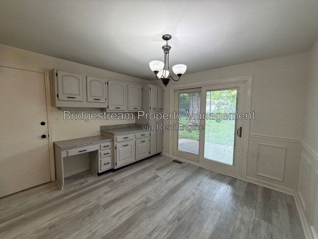 Building Photo - 4225 Fernbrook St
