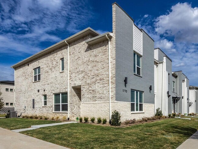 Building Photo - 1770 Thornton Dr