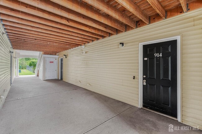 Building Photo - 914 Cedar Ct