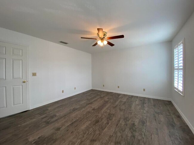 Building Photo - Spacious 3/2 in Holly Hill