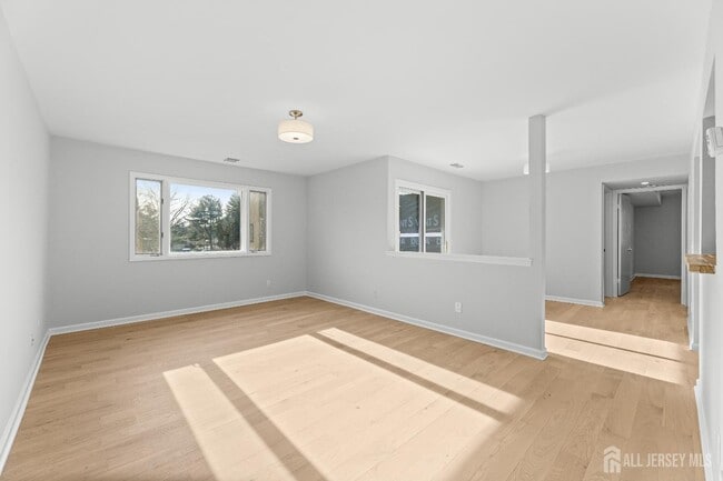 Building Photo - 3226 Sayre Dr