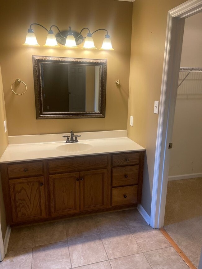 Building Photo - Knoxville 37917 - 2 bedroom, 2 bath condo - Call Lisa Vineyard or Shannon Russell 865-216-9334