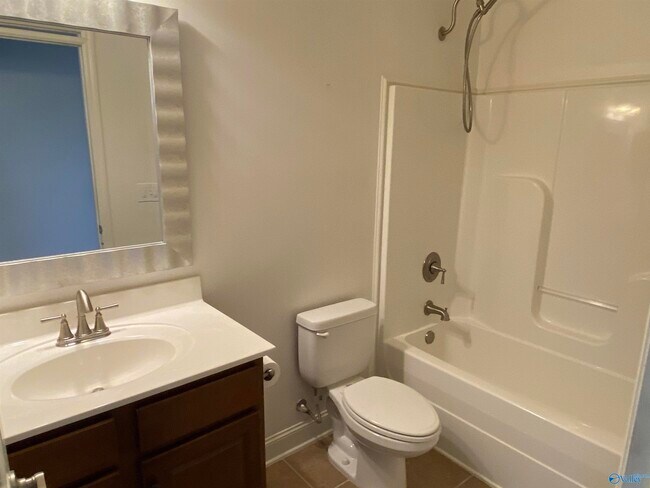 Building Photo - 3015 Hampstead Dr SE