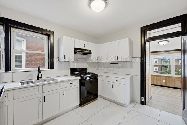 Building Photo - 5055 Lindenwood Ave