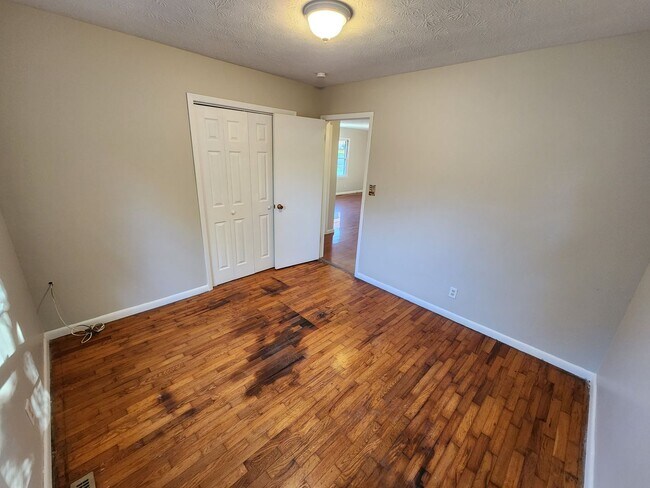 Building Photo - Spacious 3-Bedroom, 1-Bathroom Home AVAILABLE NOW!!