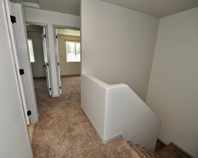 Building Photo - 3 bed 2 bath townhome