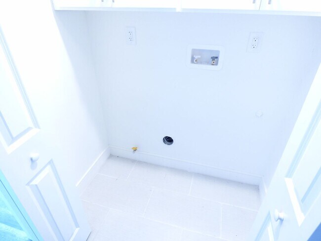 Building Photo - 1923 Holly Dr