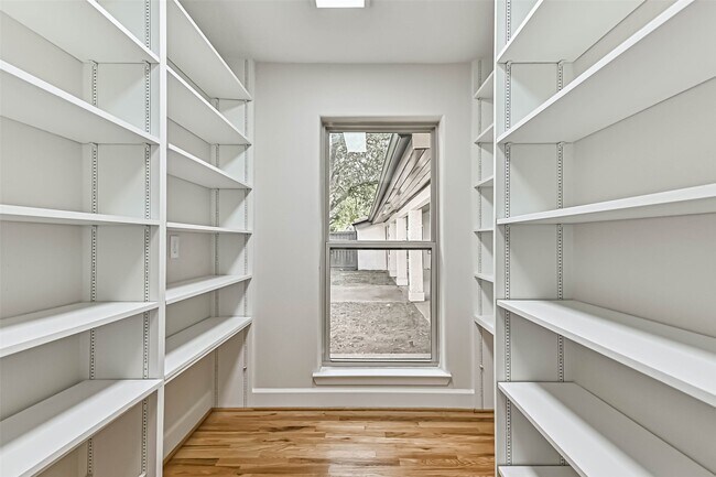 Building Photo - 1207 Thomas Dr