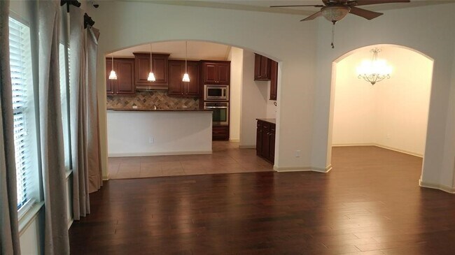 Building Photo - 11010 Sir Alex Dr