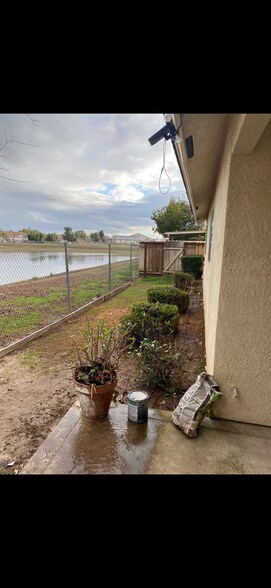 Building Photo - 1542 E Alluvial Ave