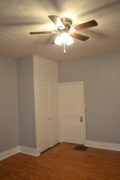 Storage/Laundry - 6148 Winthrop Ave