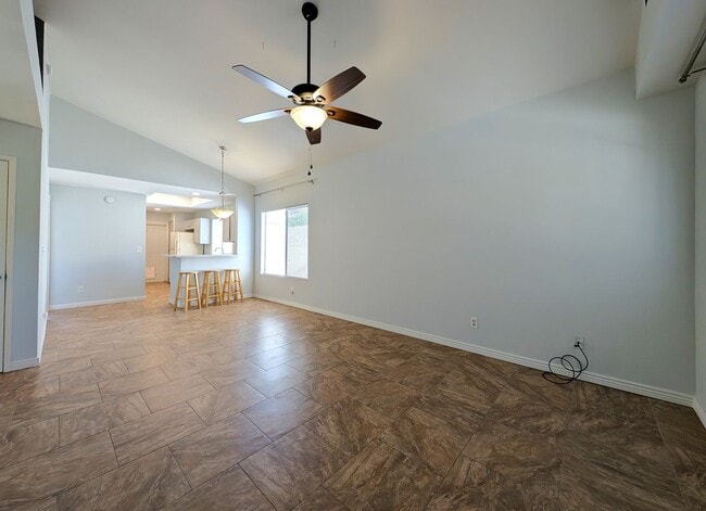 Building Photo - 2 Bedroom Condo in the Sonoma Village Comm...