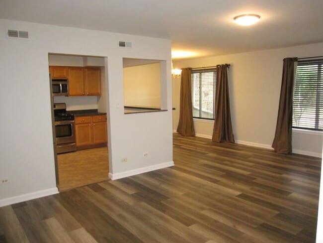 Building Photo - Spacious 2 Bedroom