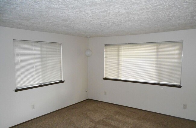 Building Photo - Charming Pet Friendly 2BR Condo with a Garage!