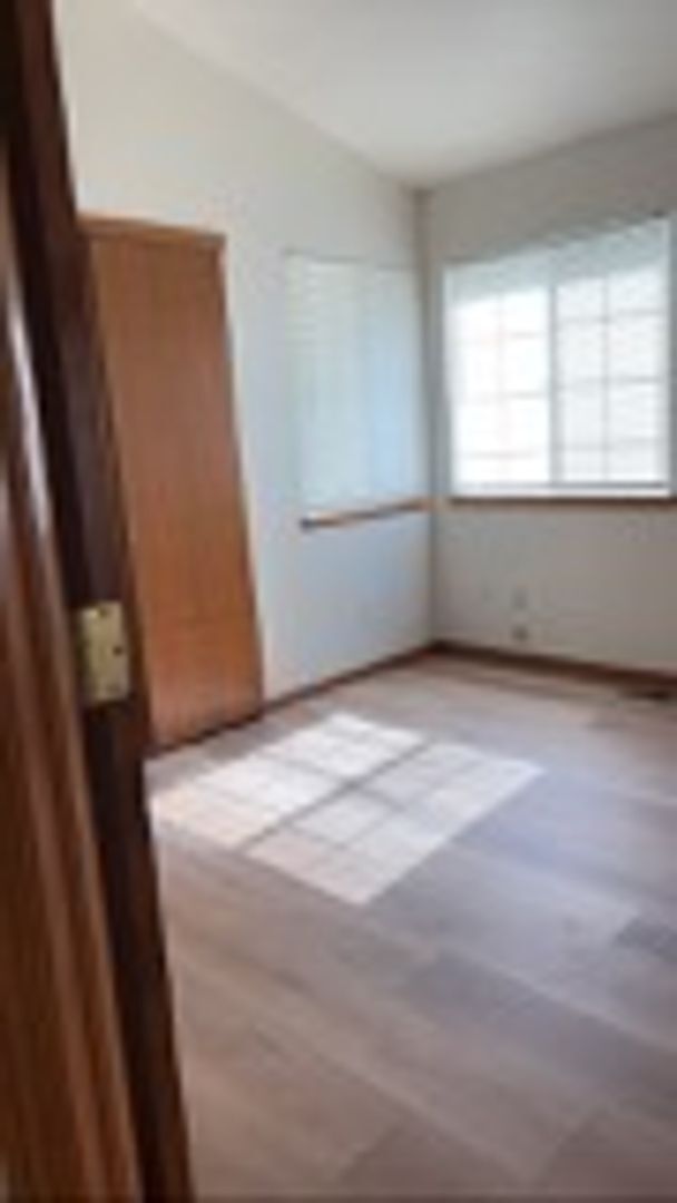 Building Photo - Cozy 1-Bedroom Condo | Low-Maintenance Living in a Great Location