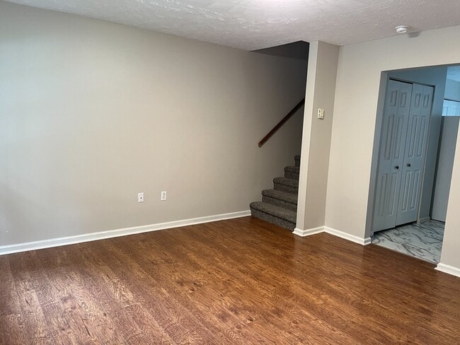 Building Photo - Newly Remodeled unit in Duplex