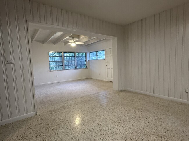Building Photo - 2841 SW 33rd Ave