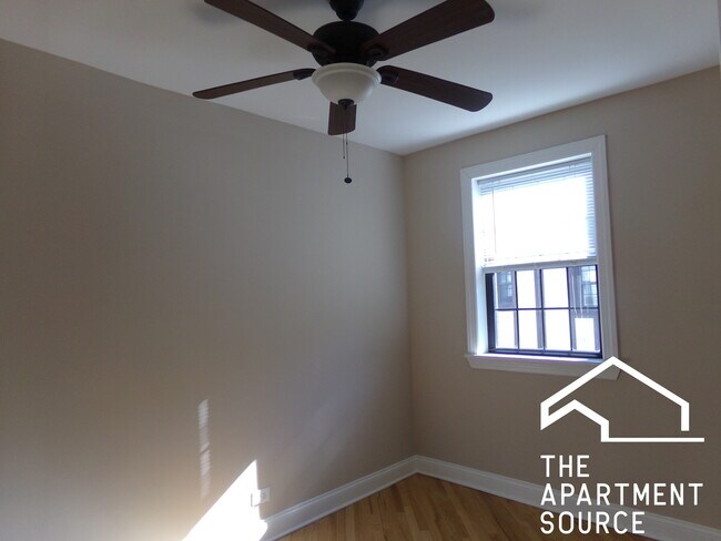 Building Photo - 896 Green Bay Rd