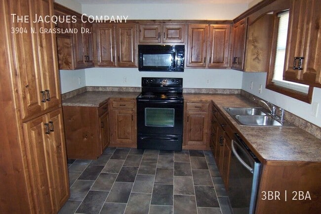 Building Photo - 3904 N Grassland Dr