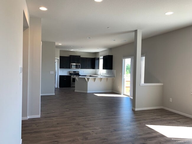 Building Photo - GORGEOUS 5BD, 3BA, 2-CAR GARAGE! AMENITIES...