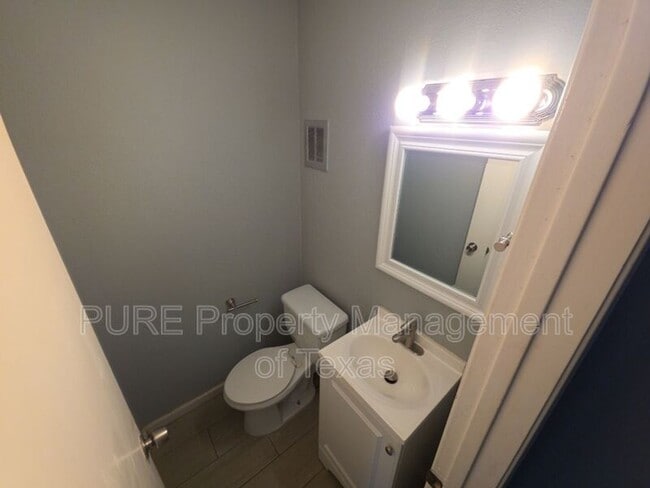 Building Photo - 5808 Wellington Dr