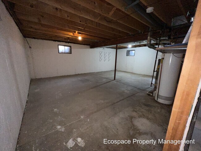 Building Photo - Four Bedroom House in the Smoky Hill neigh...